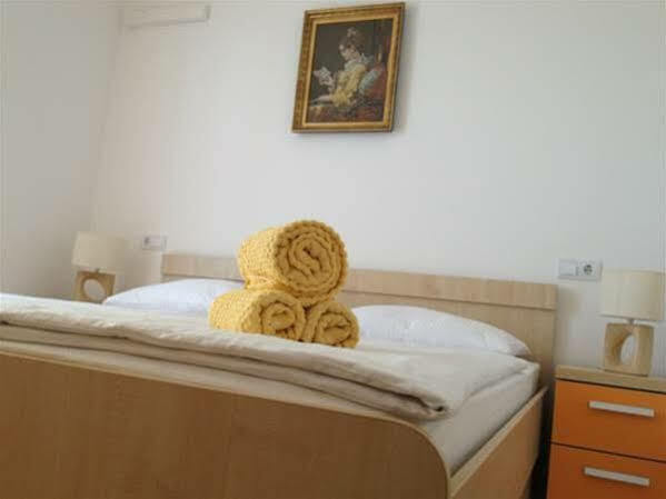אומיס Apartments Villa Amalia מראה חיצוני תמונה